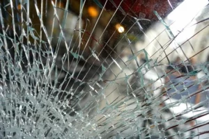 Vitre Cassée résidentiel à Anderlecht nécessitant une intervention d'urgence et une mise en sécurité.