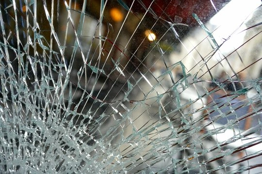 Vitre Cassée résidentiel à Anderlecht nécessitant une intervention d'urgence et une mise en sécurité.