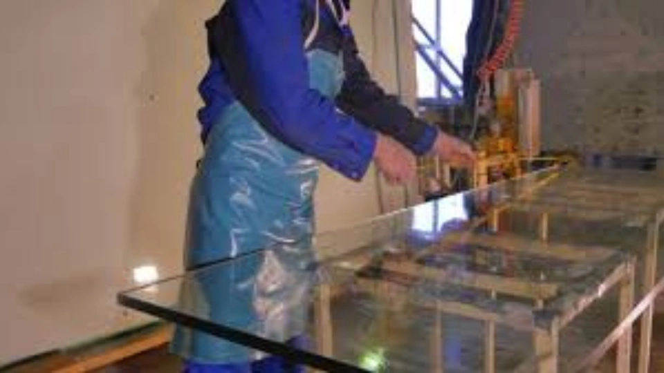 Pose d'une fermeture provisoire en bois pour sécuriser une habitation après cambriolage en attendant l'expert assurance.