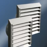 Grille de installe ventilation intégrée sur un double vitrage HR++ à Bruxelles pour répondre aux normes PEB.
