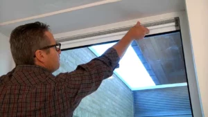 Installation professionnelle d'une grille de ventilation Renson sur un nouveau Pose Ventilation Double Vitrage Bruxelles pour respecter la PEB.